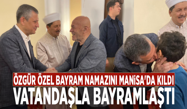 Özgür Özel bayram namazını Manisa'da kıldı, vatandaşla bayramlaştı