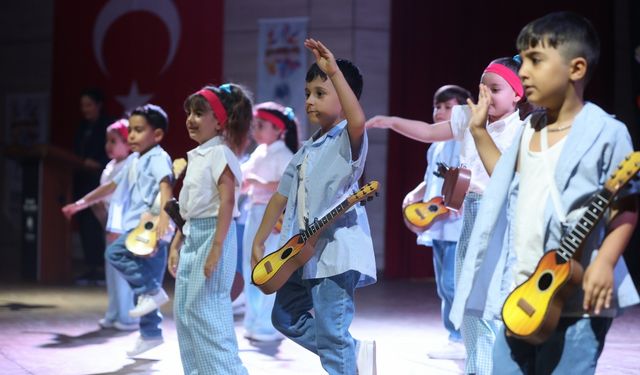 Miniklerden unutulmaz yıl sonu gösterisi