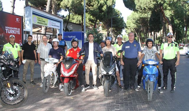 Kula’da motosiklet sürücülerine ücretsiz kask dağıtıldı