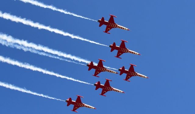 Türk Yıldızları’nın gösterisi nefes kesti