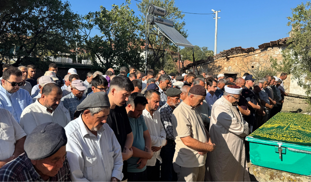 Camide ölen adam toprağa verildi