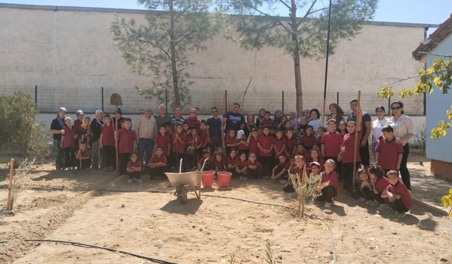 Öğrenciler ve veliler okul bahçesinde fidan dikti