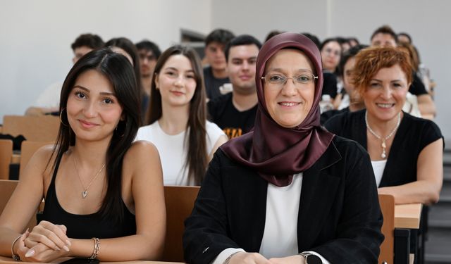 Rektör Prof. Dr. Rana Kibar Fakülteleri Ziyaret Ederek İlk Derslere Katıldı