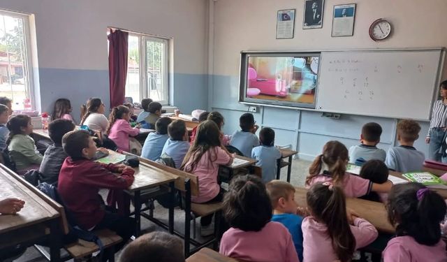 İlkokul öğrencilerine ağız ve diş sağlığı eğitimi