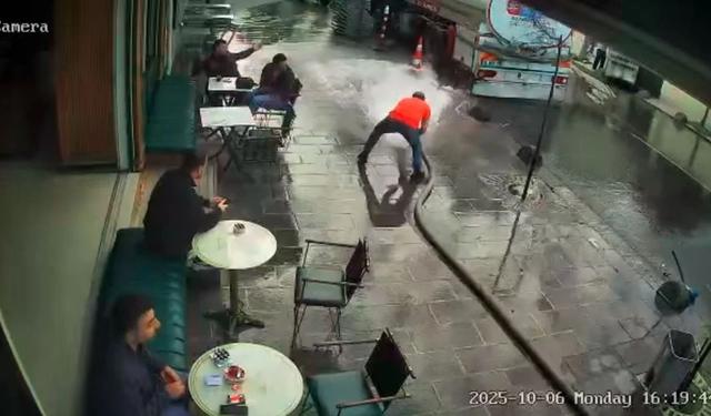 Şov yapayım derken tazyikli suyun azizliğine uğradı, çay içen müşterileri böyle ıslattı