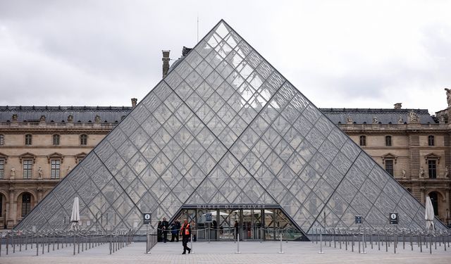 Louvre Müzesi'nden çalınan mücevherlerin değeri 88 milyon euro