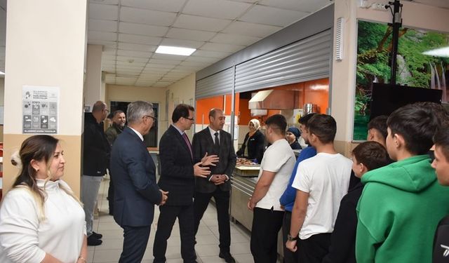 Kaymakam Güldoğan pansiyonda öğrencilerle yemek yedi