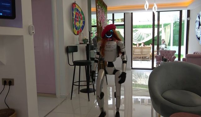 Bursa’da güzellik merkezine robot işçi mesaiye başladı