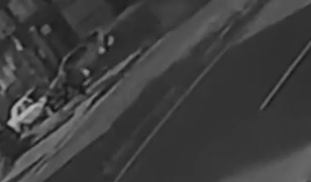 Kaldırımda yürürken dehşeti yaşadılar: Otomobilin altında kalan babaanne ve 2 torunu ağır yaralandı