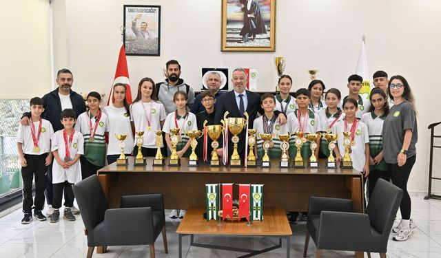 Manisa BBSK Atletizm Ailesi, Sezon Değerlendirme Kahvaltısında Bir Araya Geldi