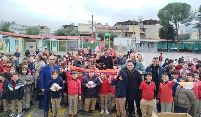 Salihli’de Galatasaraylı taraftarlardan eğitime spor malzemesi desteği