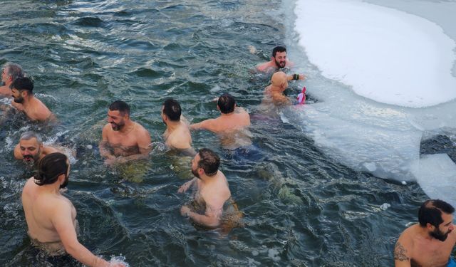 Buz tutan suda yüzerek eğlendiler