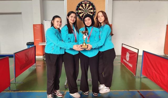 Salihli’nin genç dartçıları il üçüncülüğü sevinci yaşadı