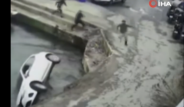 Otomobil denize düştü: Sürücüyü kurtarmak için vatandaşlar yardıma koştu