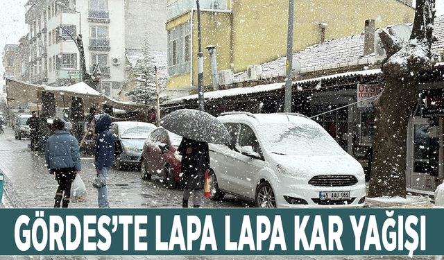 Gördes’te lapa lapa kar yağışı