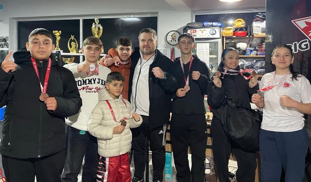 Salihlili kick boksçulardan Manisa’da madalya yağmuru