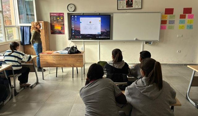 Kızılçukur Ahmet Şılak Ortaokulu’na 5 yeni akıllı tahta