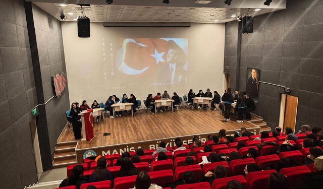 Gençler Mehmet Akif ve milli mücadele ruhuyla yarıştı