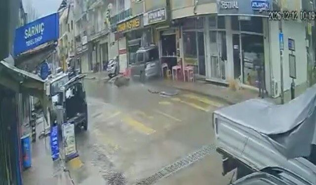 İzmir'de korku dolu anlar! Sürücünün şekeri düştü, kontrolden çıkan araç çarşıyı birbirine kattı