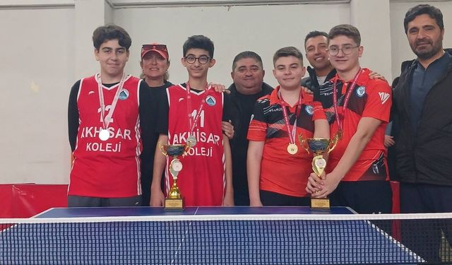 Salihli’nin yıldız tenisçileri Manisa’da şampiyon oldu