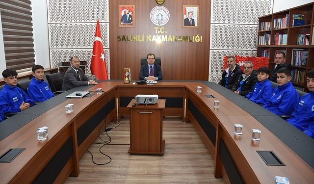 Salihli Kaymakamı Güldoğan, şampiyonları ağırladı