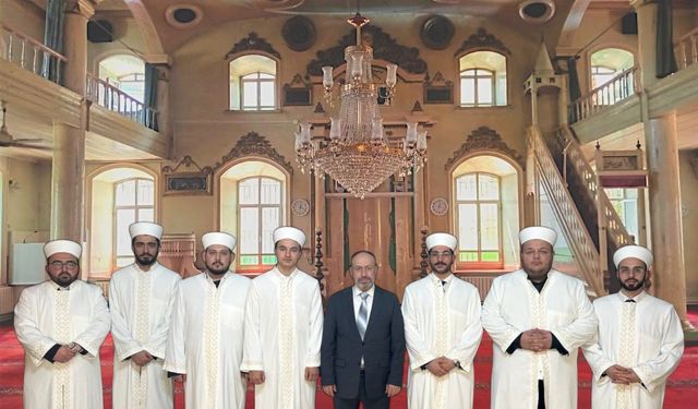 İlçeye atanan din görevlileri cübbe giydi