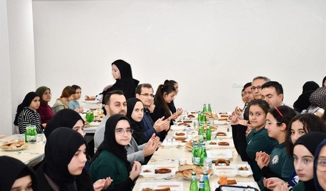Salihli Kaymakamı Güldoğan, öğrencilerle iftar yaptı