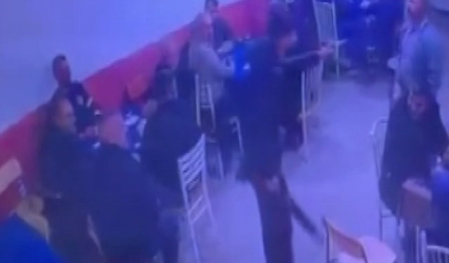 Korku dolu anlar! Pompalı tüfekle köy kahvesine saldırdı, bağırmaya başladı