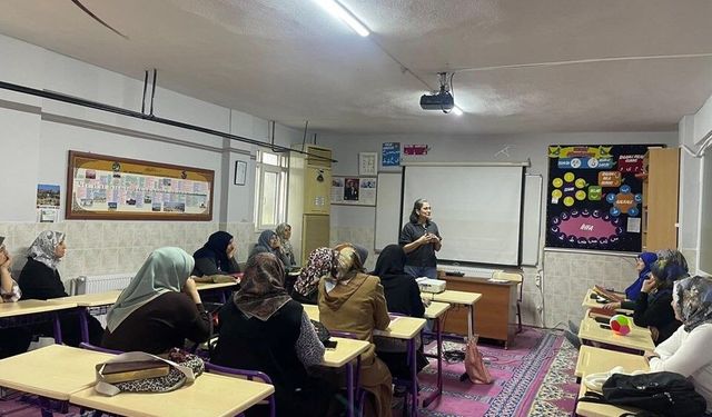 İlçede aileler için çocuk gelişimi eğitimi