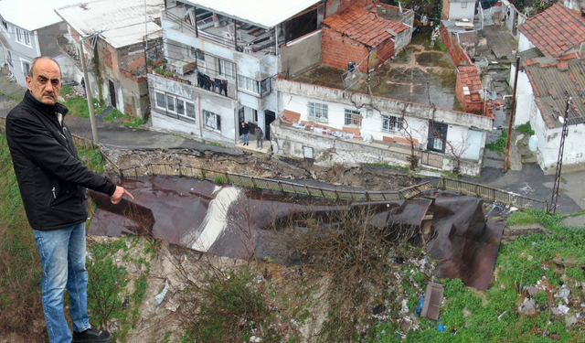 Sağanak sonrası yol çöktü! Konak’ta mahalle sakinleri endişeli