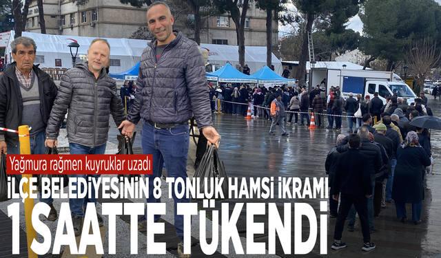 Yağmura rağmen kuyruklar uzadı: İlçe belediyesinin 8 tonluk hamsi ikramı 1 saatte tükendi
