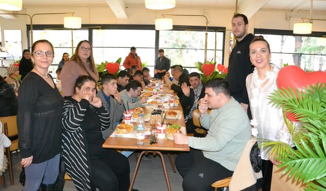 Manisa'da özel öğrenciler kahvaltıda buluştu