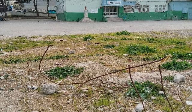 Manisa’da okul önündeki inşaat demirleri öğrenciler için risk oluşturuyor