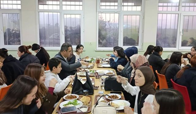 Kaymakam Dalak öğrencilerle aynı sofrada iftar açtı