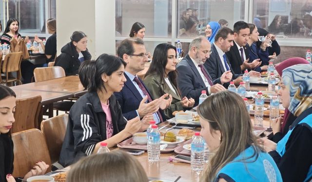 Kaymakam Güldoğan, üniversiteli öğrencilerle iftar yaptı