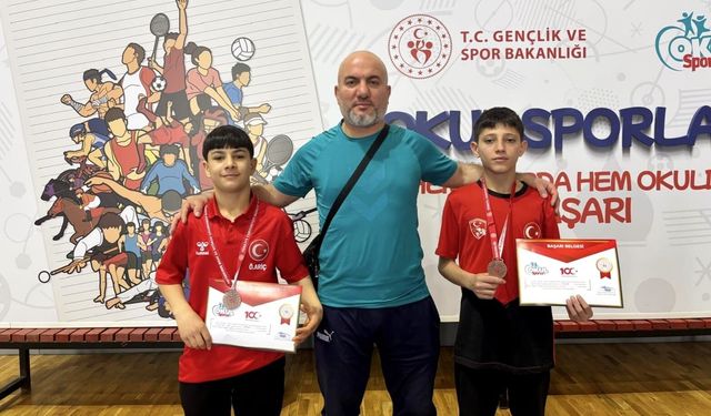 Yunusemreli yıldız güreşçilerden iki bronz madalya