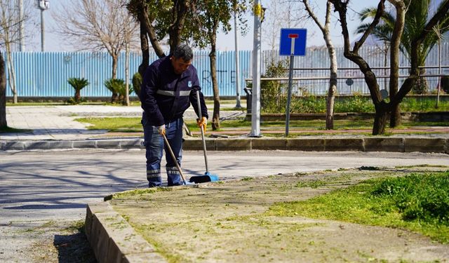 Yunusemre'den parklara bahar temizliği