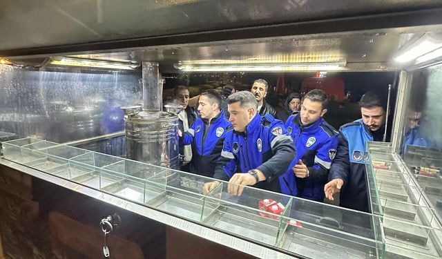 İzmir'de iki bardak çayı 300 liraya satan satıcıların malzemelerine el konuldu