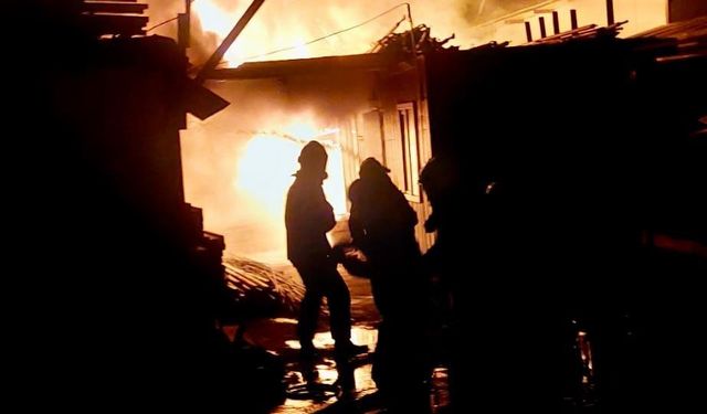 Ege'de korku dolu anlar! İşçi lojmanları alevlere teslim oldu