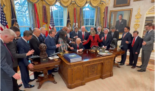 Beyaz Saray'da ilginç anlar! Trump’ı çembere alıp dua ettiler