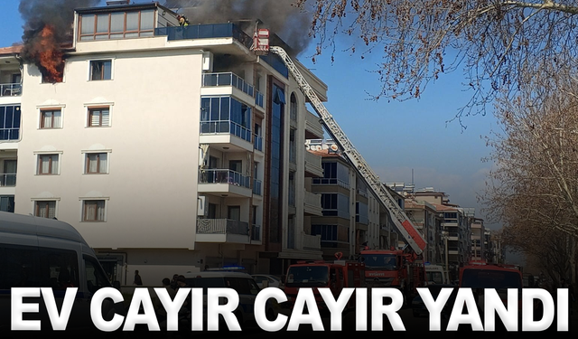 Manisa'da 4 katlı bina alevlere teslim oldu