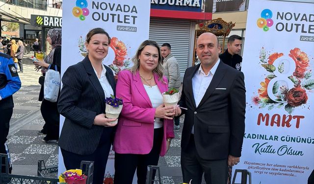 8 Mart kadınlar gününde Novada AVM de ziyaretçilere 5000 adet çiçek