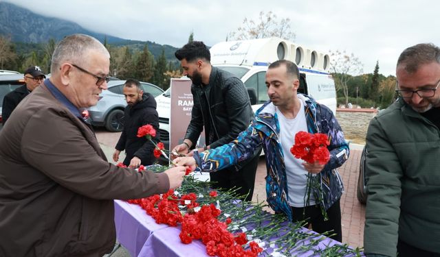 Kabir ziyaretine gidenlere karanfil