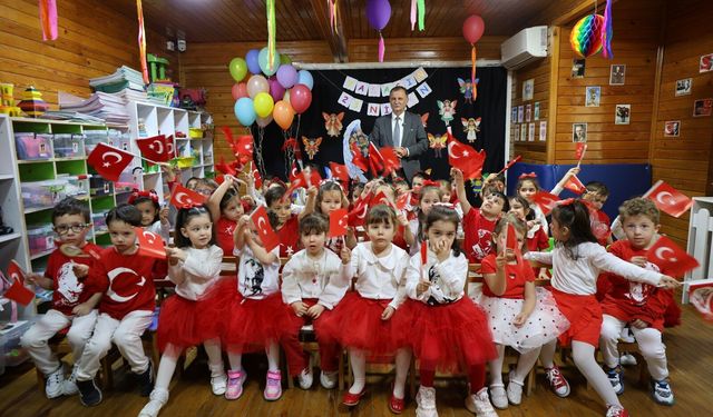 Semih Balaban, miniklerin bayramını kutladı
