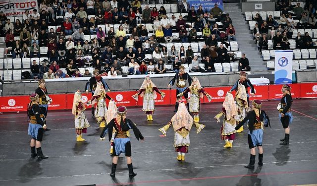 Halk oyunları yarışmasına Manisa Büyükşehir Belediyespor damga vurdu