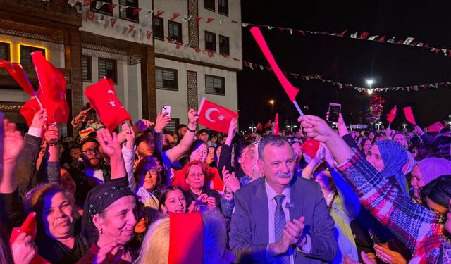 Manisa’da renkli gece... Roman vatandaşlar günlerini coşkuyla kutladı