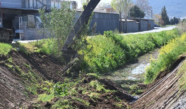 Akhisar’da 5 kilometrelik dere hattı temizleniyor