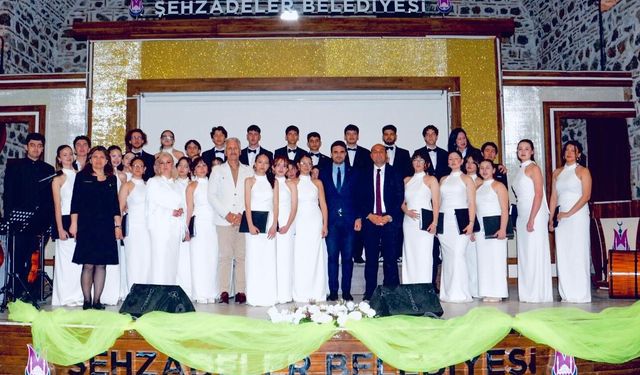 Bedesten’de müzik şöleni... Salon doldu, izleyenler mest oldu