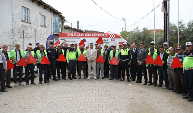 Kula’da çiftçilere trafik güvenliği eğitimi