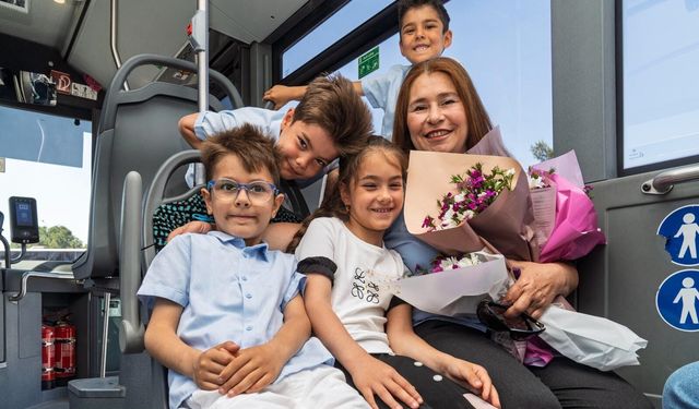 Direksiyon başında bir anne, durakta bekleyen dört kalp